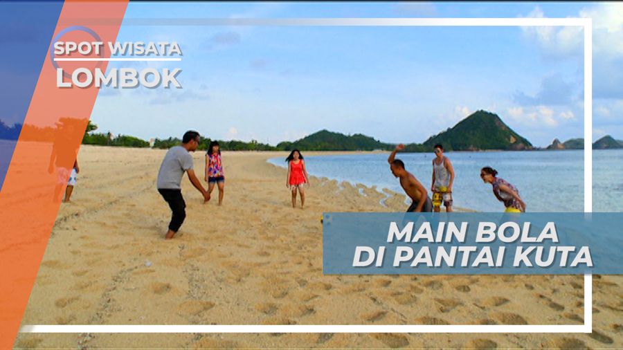 Serunya Bermain Bola di Pinggir Pantai Kuta, Lombok