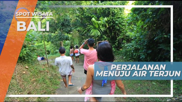 Menuruni Anak Tangga Menuju Air Terjun Tegenungan, Bali