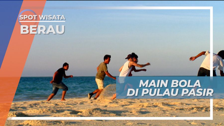 Seru-seruan Bermain Bola di Pulau Pasir, Berau