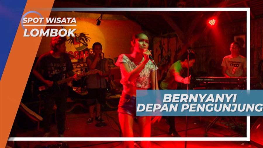 Melantunkan Lagu untuk Menghibur Para Pengunjung Cafe, Lombok
