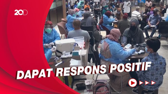 Vaksinasi Pfizer di Transmart MX Malang Diserbu Warga