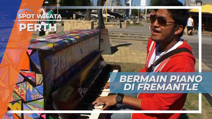 Bermain Piano Di Depan Pengunjung Fremantle Fishing Boar Harbour Perth