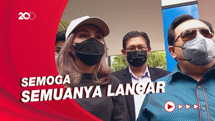 Ayu Ting Ting Minta Doa untuk Hadapi Kasus dengan KD