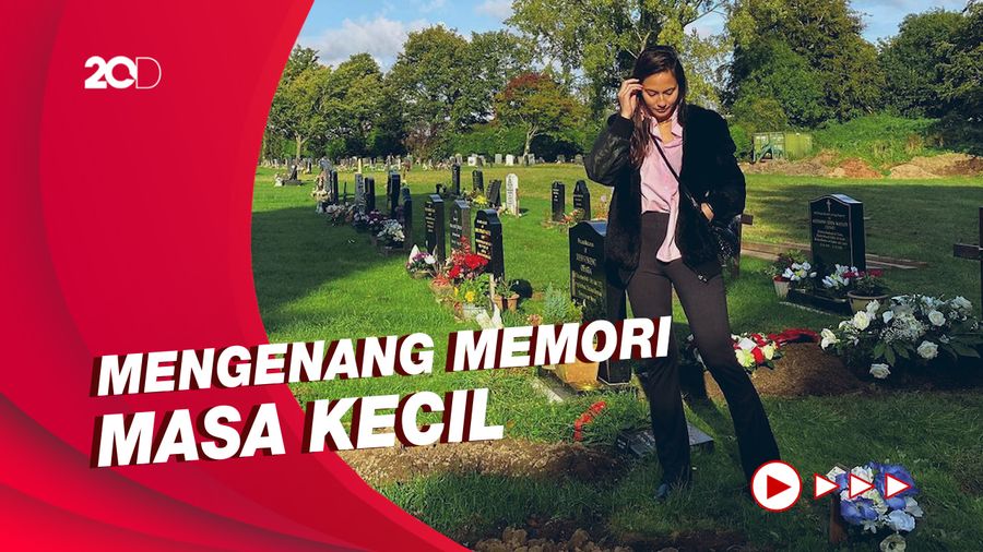 Momen Pevita Pearce Ziarah ke Makam Ayah di Inggris