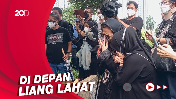Tangis Chintami Atmanegara dan Istri Oddie Agam di Pemakaman 