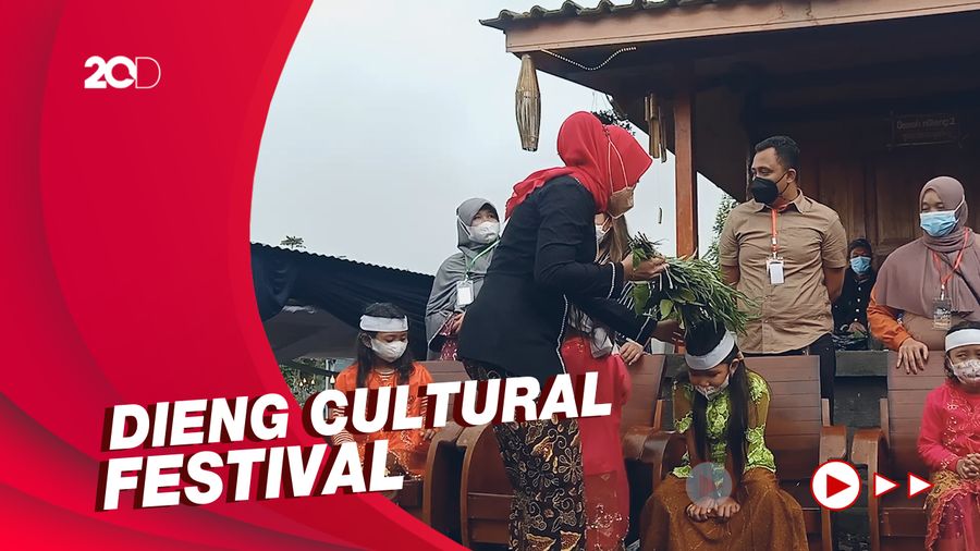 Melihat Ritual Cukur Rambut Gimbal di Dieng