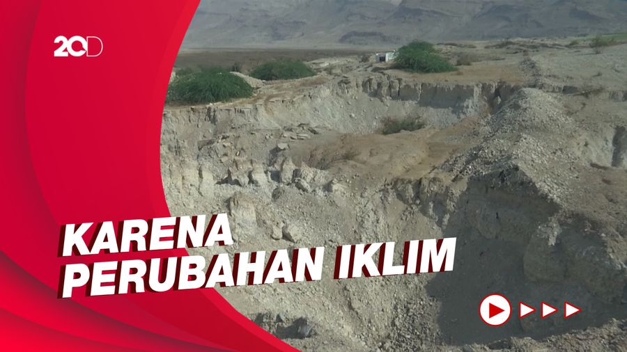 Penampakan Lubang-lubang Raksasa Bermunculan di Tepi Laut Mati
