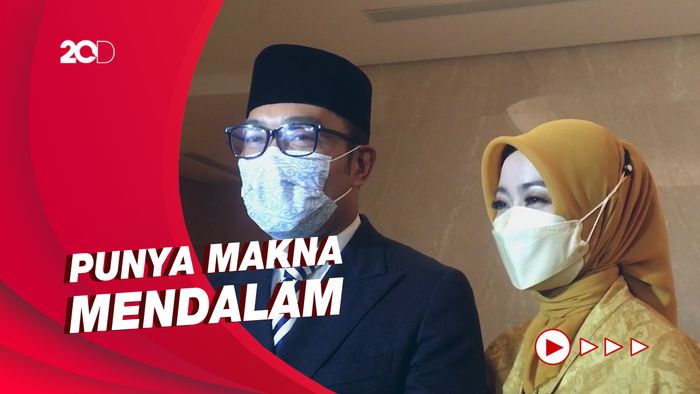 Ridwan Kamil Hadiahi Lukisan Kaligrafi untuk Ricis dan Teuku Ryan