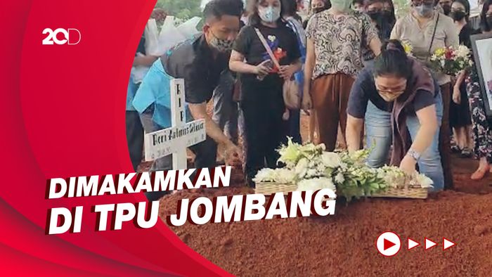 Tangis Istri Lepas Rony Dozer ke Peristirahatan Terakhir