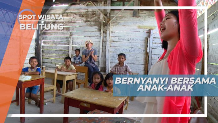 Bernyanyi Bersama Anak-Anak di Ruang Kelas Laskar Pelangi Belitung