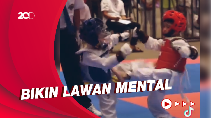 Aksi Tendangan Jan Ethes Juarai Taekwondo di Solo