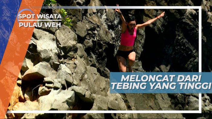 Pemandangan Indah Laut dengan Melompat dari Tebing Pulau Weh