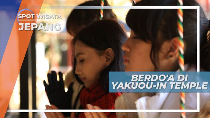 Berdoa di Yakuou-in Temple Jepang