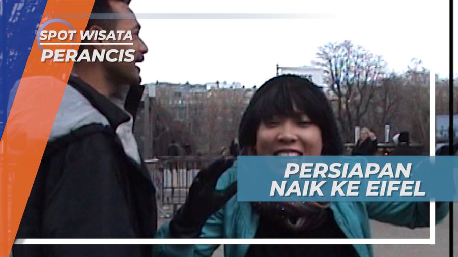 Antrian untuk Naik Ke Menara Eiffel, Ikon Kota Paris Perancis