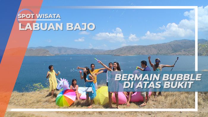 Seru-seruan di Atas Bukit Sambil Bermain Bubble, Labuan Bajo