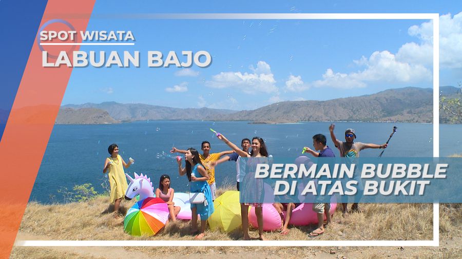 Seru-seruan di Atas Bukit Sambil Bermain Bubble, Labuan Bajo