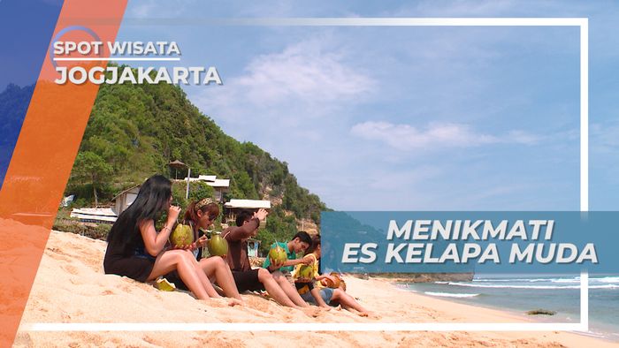 Menikmati Segarnya Es Kelapa Muda di Pinggir Pantai, Jogjakarta