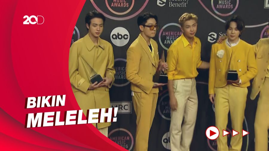 Pesona Tak Terbantahkan BTS saat Pamerkan 3 Piala AMA 2021