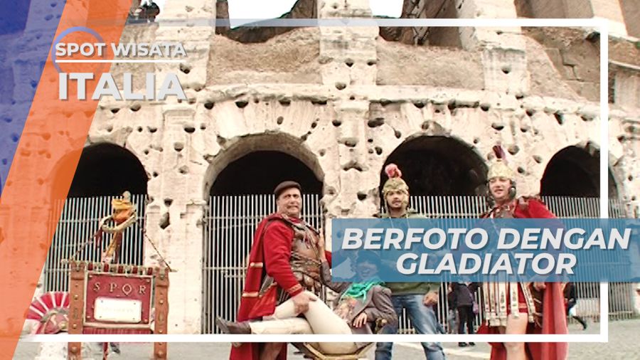 Berfoto Bersama Gladiator Dengan Latar Belakang Colosseum, Italia 