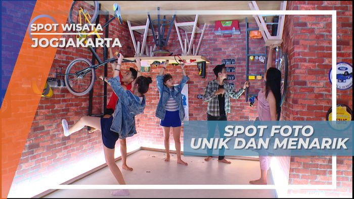 Beburu Foto Ciamik Dengan Dekorasi Serba Terbalik, Yogyakarta