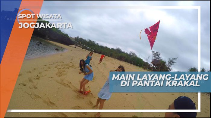 Bermain Layang-layang di Pantai Krakal Yogyakarta
