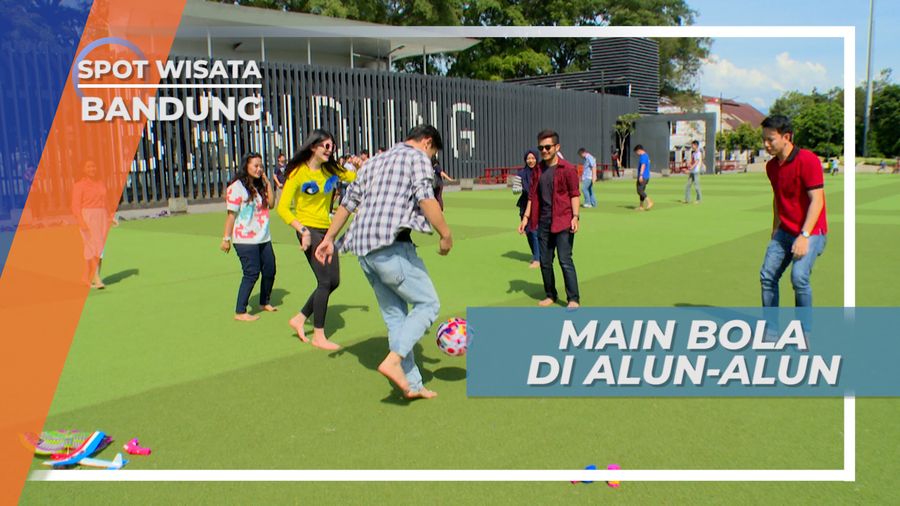 Main Bola Seru di Keramaian Alun-alun Kota Bandung