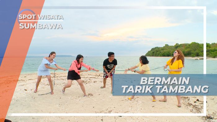 Adu Kuat, Bermain Tarik Tambang di Pinggir Pantai Tanjung Pasir, Sumbawa