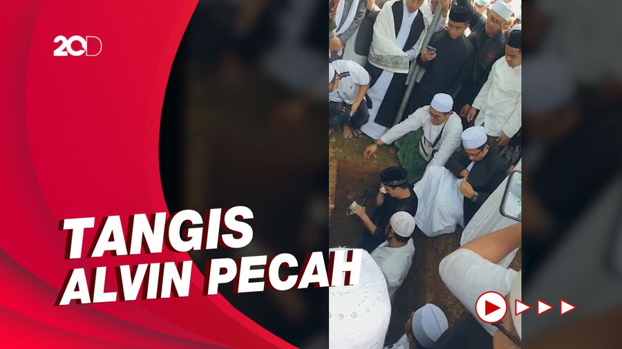 Gema Salawat Iringi Pemakaman Ameer Azzikra