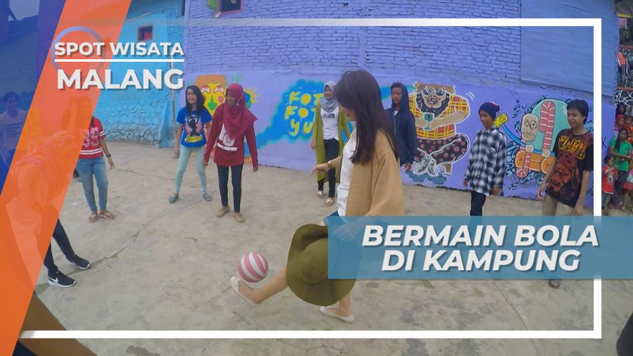 Bermain Bola, Cara Bergembia Bersama Warga Kampung Warna-warni Jodipan Kota Malang