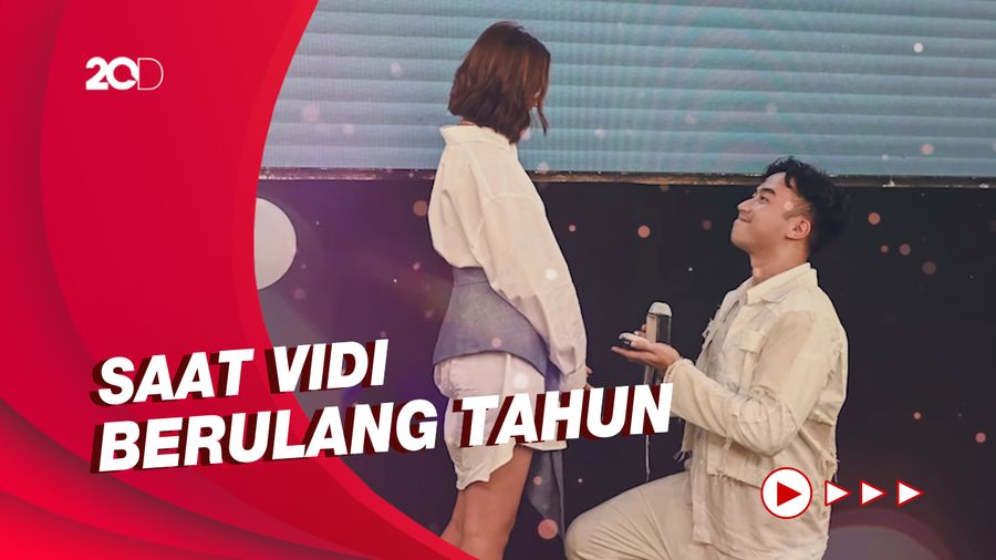 Momen Bahagia Vidi Aldiano Melamar Sheila Dara