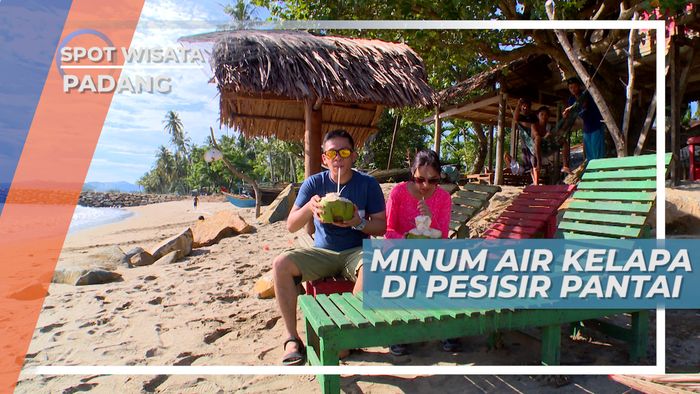Bersantai Menikmati Segarnya Air Kelapa Muda di Pantai, Padang