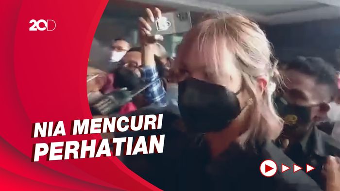 Penampilan Baru Nia Ramadhani di Sidang Perdana Narkoba