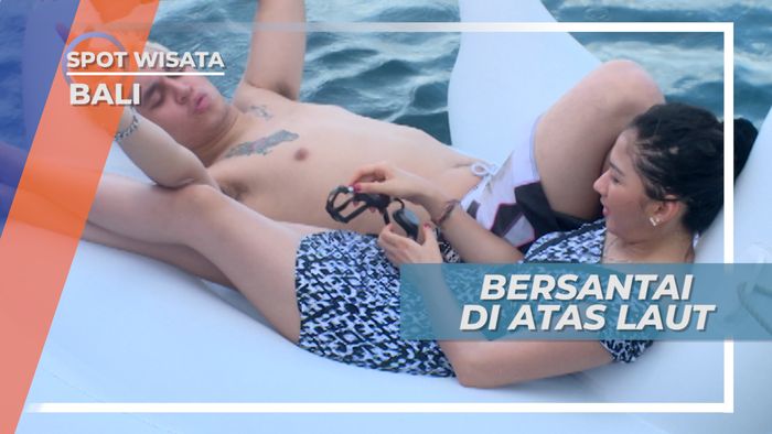Bersantai di Hamparan Lautan Luas di Atas Floaties, Bali