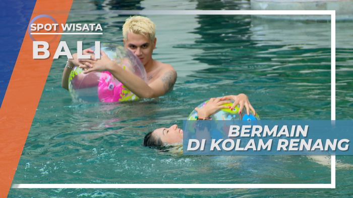 Serunya Bermain Lempar-lemparan Bola di Kolam Renang Hotel, Bali