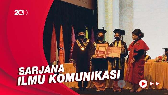 Momen Prilly Latuconsina Jadi Lulusan Terbaik saat Wisuda