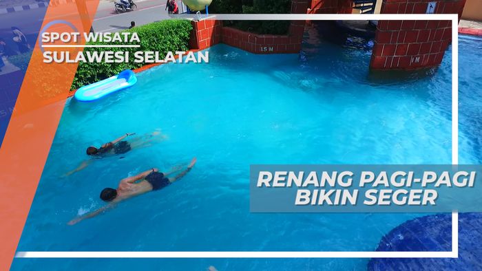 Menyegarkan Diri dengan Berenang di Teriknya Matahari Makassar, Sulawesi Selatan