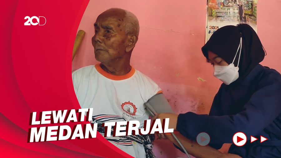 Aksi Nakes-BIN DIY Susuri Hutan untuk Vaksinasi Lansia
