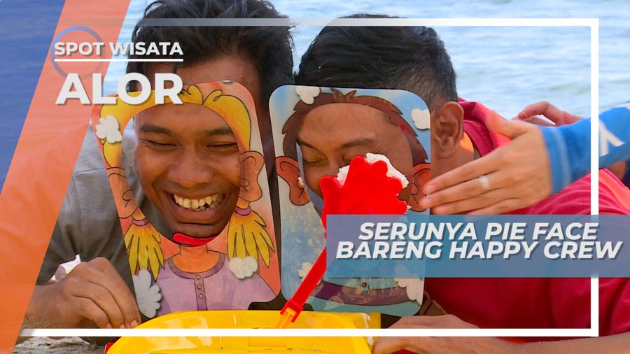 Serunya Bersama Teman Bergembira Ria di Tepi Pantai Alor