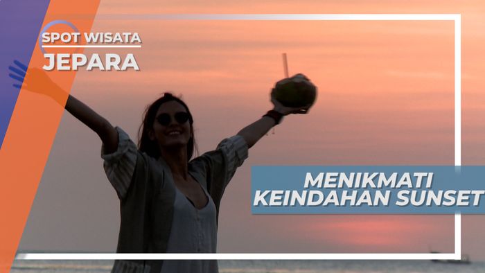 Kesegaran Air Kelapa Muda di Senja Pantai Bandengan, Jepara