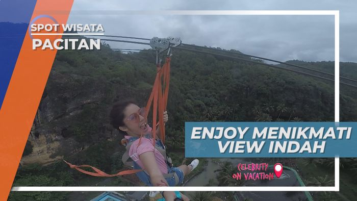 Pemandangan Indah Pantai Taman dari Flying Fox, Pacitan