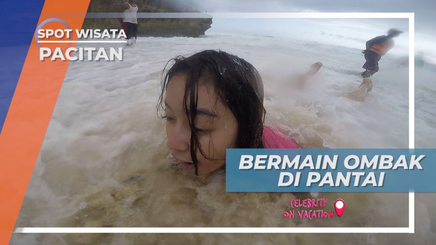 Bermain di Ombak Deras di Pantai Banyu Tibo, Pacitan
