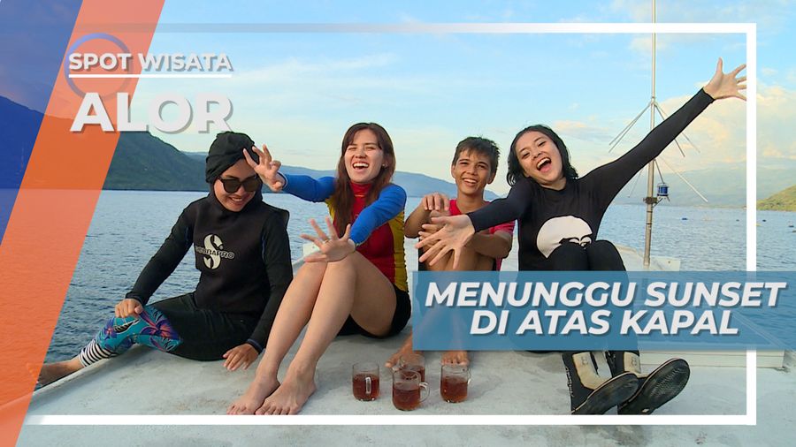 Menanti Senja dari Atas Kapal di Lepas Pantai Pulau Alor