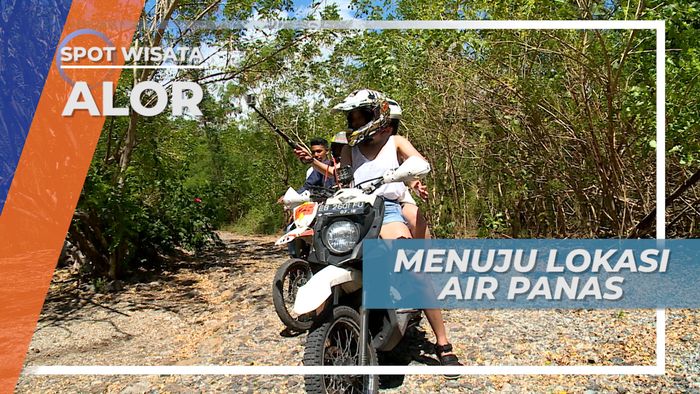 Berkendara Motor Menuju Lokasi Air Panas Tuti Adagae Alor