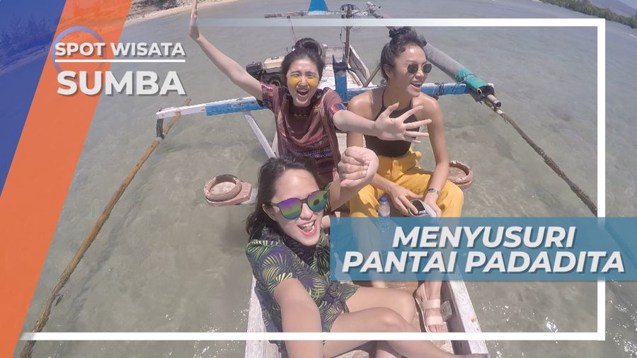 Menyusuri Pantai Padadita Menggunakan Perahu, Sumba