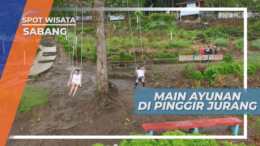 Melihat Pemandangan dari Ayunan Tepi Tebing, Sabang