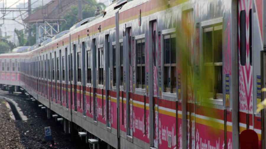 Diminta Berikan Kursinya untuk Ibu Hamil di KRL, Cewek Ini Ngomel
