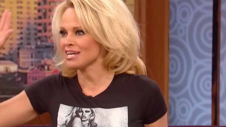 Pamela Anderson Benarkan Pacaran dengan Pendiri WikiLeaks?