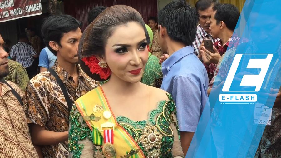 Usai Kondangan Kahiyang, Roro Fitria Jadi Buruan Warga
