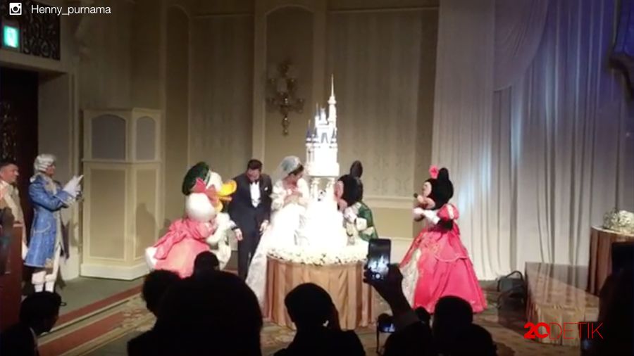 Beginilah Pernikahan Bak Cinderella ala Sandra Dewi di Disneyland Jepang