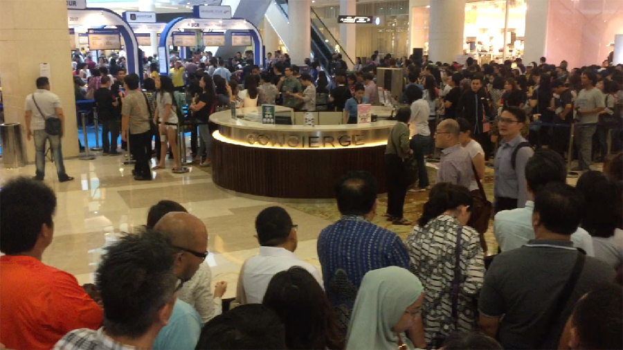 Rela Antre Berjam-jam Demi Diskon Tiket Pesawat